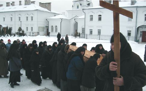 22-Сестры Полоцкого Спасо-Евфросиниевского моннстыря вносят гроб с честными останками иерея Константина Жданова в Кресто-Воздвиженский собор.